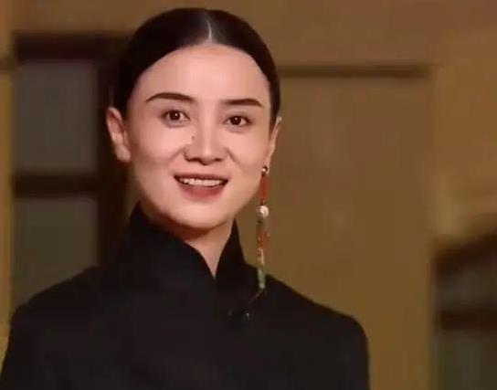 牛津配资 宋佳王伟隐婚两年被拍倒垃圾，姐弟恋甜蜜日常藏不住了？